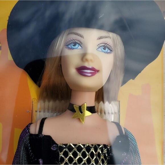 Collectible Halloween Star Barbie from 2005 Estrella de Halloween - Picture 2 of 7
